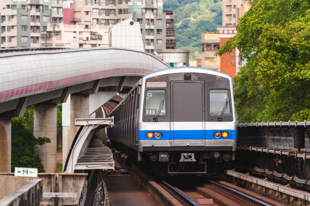北投建案 - 北投耀境 Aurora Beitou，以科技美學與自然景觀完美融合，打造專屬北投的高質感住宅。鄰近捷運與北士科園區，交通便捷且具長期增值潛力。提供多元坪數規劃，滿足首購、換屋與投資需求。若您正在尋找北投預售屋、北投房子或規劃北投購屋，耀境就是最佳選擇。